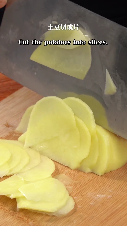 Cut the potato slices Cut the potato slices